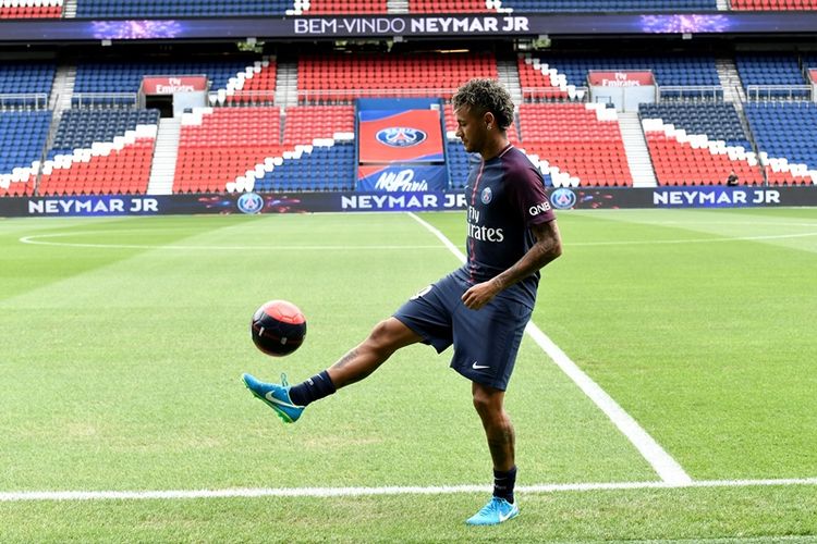 Bintang Brasil, Neymar, beraksi dengan bola dalam perkenalan dirinya di Stadion Parc des Princes, Paris, Jumat (4/8/2017). Paris Saint-Germain (PSG) mengaktifkan klausul pelepasan Neymar dari Barcelona senilai 222 juta euro (sekitar Rp 3,4 triliun) yang membuatnya pemain termahal di dunia. Neymar diikat dengan kontrak berdurasi lima tahun.