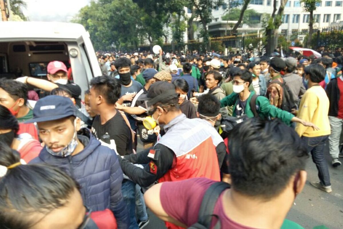 Massa demonstrasi yang menolak pengesahan Undang-undang Cipta Kerja berujung ricuh di Bundaran Patung Guda, Medan Merdeka, Jakarta Pusat, Kamis (8/10/2020). Sejumlah massa yang mengalami luka dibawa ke mobil ambulans.