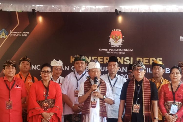 I Wayan Koster dan I Nyoman Giri Prasta, usai mengikuti pendaftaran sebagai pasangan calon gubernur dan wakil gubernur di Komisi Pemilihan Umum (KPU) Bali, Kamis (29/8/2024).  Kompas.com/ Yohanes Valdi Seriang Ginta