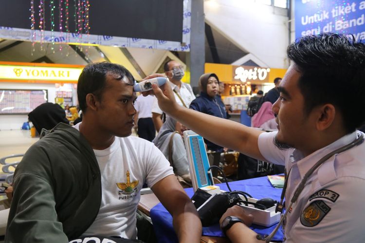 Seorang penumpang tengah diperiksa suhu tubuh oleh petugas kesehatan PT KAI di Stasiun Bandung, Kamis (5/3/2020).