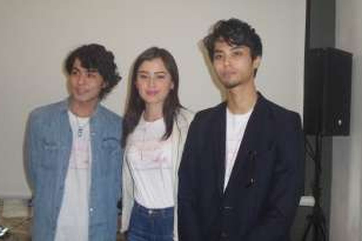 Kimberly Ryder (tengah), Koutaro Kakimoto (kiri), dan Shin Konno (kanan) diabadikan usai konferensi pers Japantry di Verandara Hotel, Jakarta Selatan, Jumat (6/1/2017).