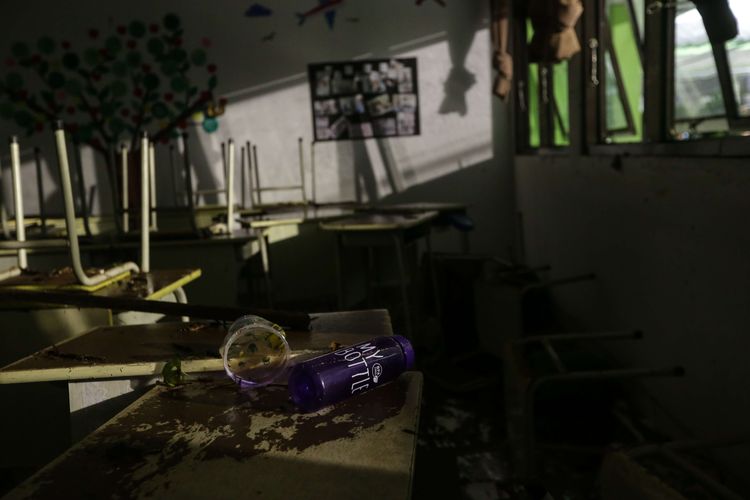 Botol minuman tertinggal di ruang sekolah Madrasah Tsanawiyah (MTs) Negeri 19, Jalan Pinang Kalijati, Pondok Labu, Cilandak, Jakarta Selatan, Kamis (6/10/2022) malam. Tembok pembatas di sekolah ini roboh mengakibatkan 3 orang siswa meninggal dunia dan 3 orang luka-luka.