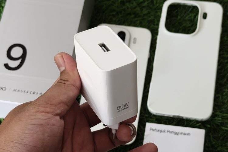 Adapter charger yang akan didapatkan dalam kotak penjualan Oppo Find X9 Pro.