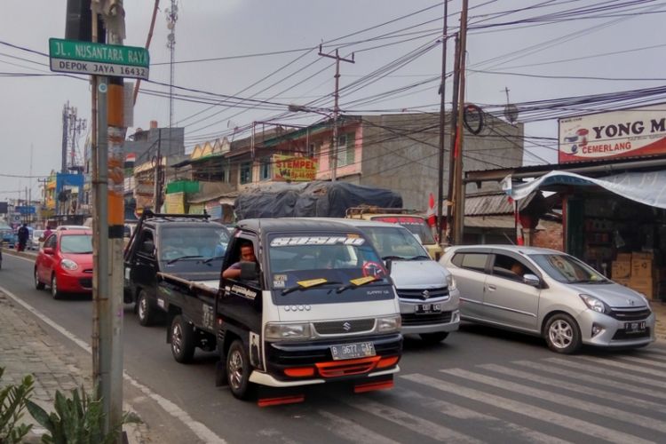 Situasi lalu lintas satu arah yang diterapkan di Jalan Nusantara, Depok pada Selasa (22/8/2017)