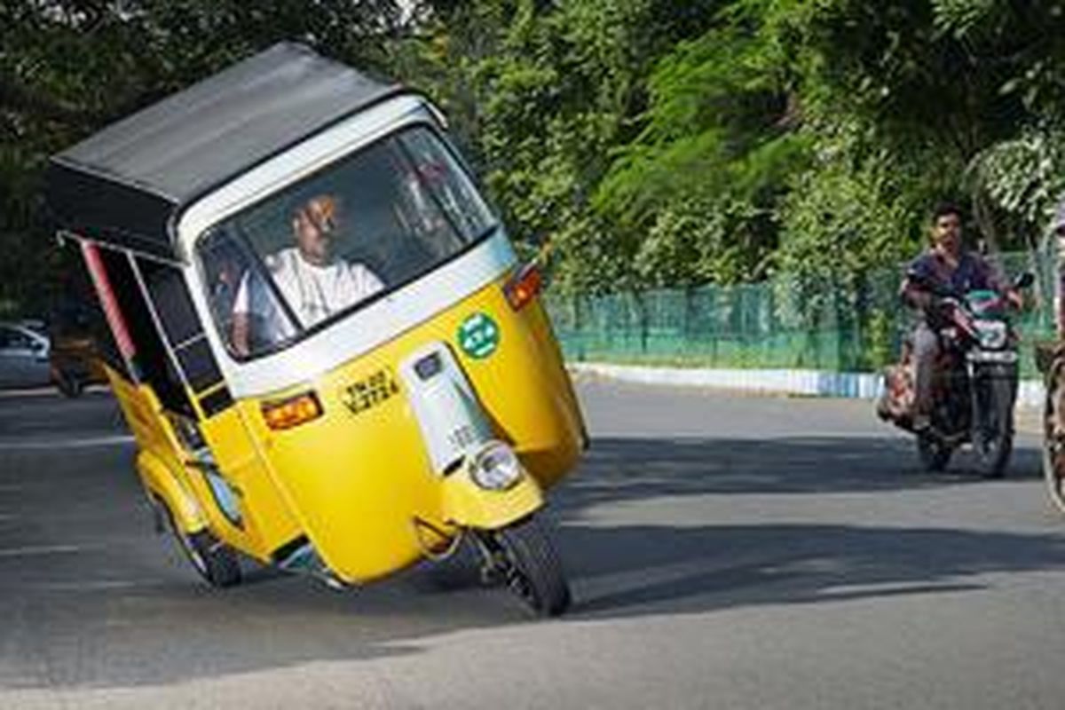 Jagathish M, berhasil mencetak rekor dunia membuat kendaraan tiga roda berjalan dua roda sejauh 2,2 km. 