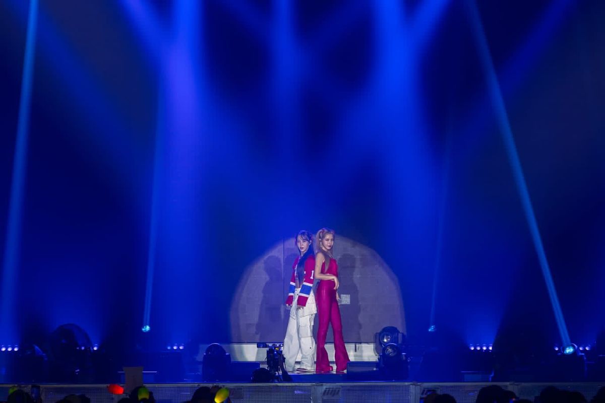 Moonbyul dan Solar MAMAMOO+, sub unit dari MAMAMOO di konser perdananya di Alam Sutera Hall, Tangerang, Banten, Sabtu (18/11/2023).