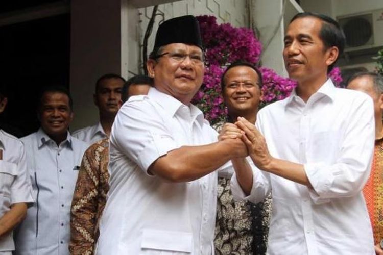 Presiden Republik Indonesia terpilih Joko Widodo mengunjungi Ketua Umum Partai Gerindra yang juga mantan pesaingnya dalam Pilpres lalu, Prabowo Subianto, di Jalan Kertanegara, Jakarta Selatan, Jumat (17/10/2014). Dalam pertemuan tersebut Jokowi bersilaturahmi dan mengundang Prabowo untuk menghadiri pelantikan Presiden Seni 20 Oktober mendatang.