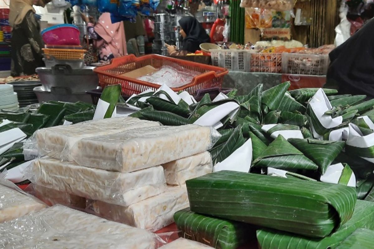 Tempe kembali dijual di Pasar Induk Kramatjati, Jakarta Timur, Senin (4/1/2021). Sebelumnya, para pedagang tempe mogok berjualan selama tiga hari, imbas dari kenaikan harga kedelai.