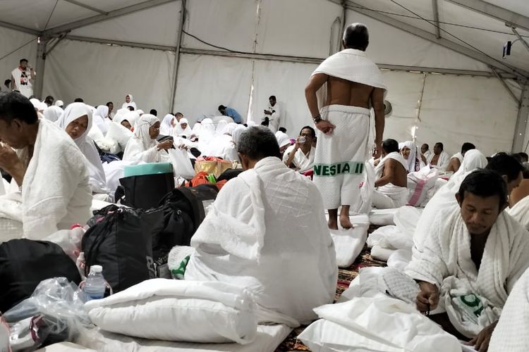 Kondisi jemaah haji Indonesia di tenda-tenda di Arafah yang dinilai terlalu sempit.