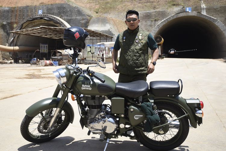 Ridwan Kamil berfoto bersama Royal Enfield Classic 500 Battle Green miliknya.