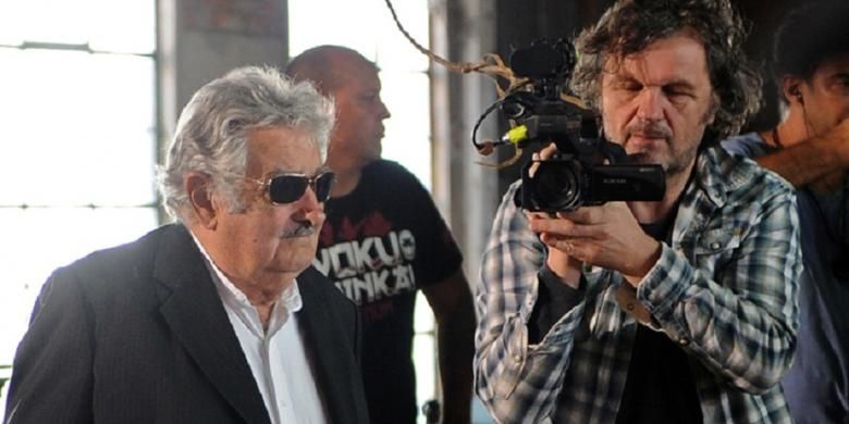 Sutradara film asal Serbia, Emir Kusturica, saat membuat dokumenter tentang mantan presiden Uruguay Jose Mujica.