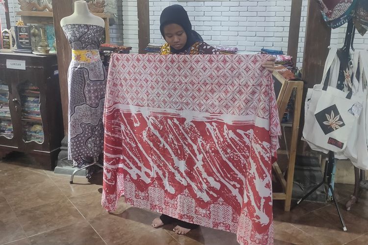 Batik merah putih di galeri Banyu Sabrang, Kalurahan Ngentakrejo, Kapanewon Lendah, Kabupaten Kulon Progo, Daerah Istimewa Yogyakarta. Batik bertemakan Indonesia meningkat penjualannya menjelang HUT Ke-77 RI.