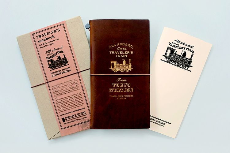 Buku catatan perjalanan, selotip bermotif, dan banyak pernak-pernik lainnya yang bisa dijadikan sebagai rekam jejak selama melakukan wisata di Tokyo.