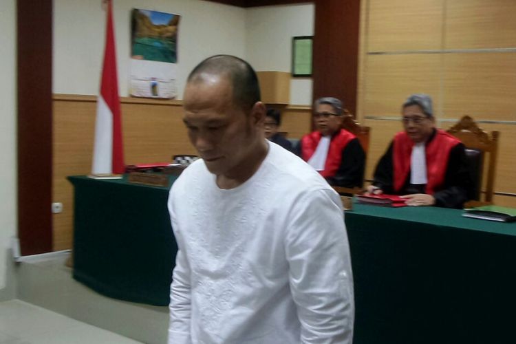 Penyanyi rap Iwa K saat menjalani sidang perdana di Pengadilan Negeri Tangerang, Rabu (6/9/2017).