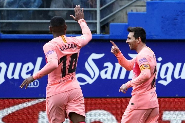 Malcom menyelamati Lionel Messi yang mencetak gol pada pertandingan Eibar vs Barcelona di Stadion Ipurua dalam pertandingan La Liga Spanyol, 19 Mei 2019. 