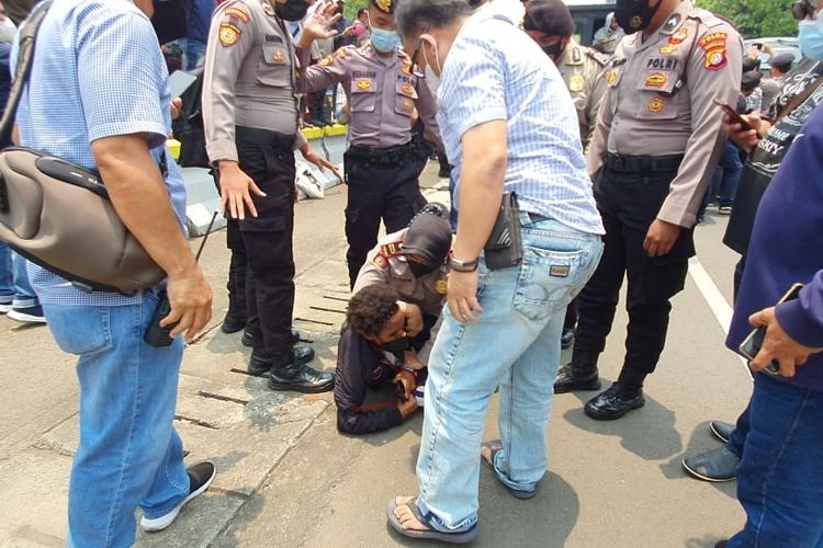 Polisi membubarkan dan menangkap aktivis Papua yang melakukan aksi unjuk rasa di depan Kantor Kedutaan Besar Amerika Serikat di Jakarta Pusat, Kamis (30/9/2021).
