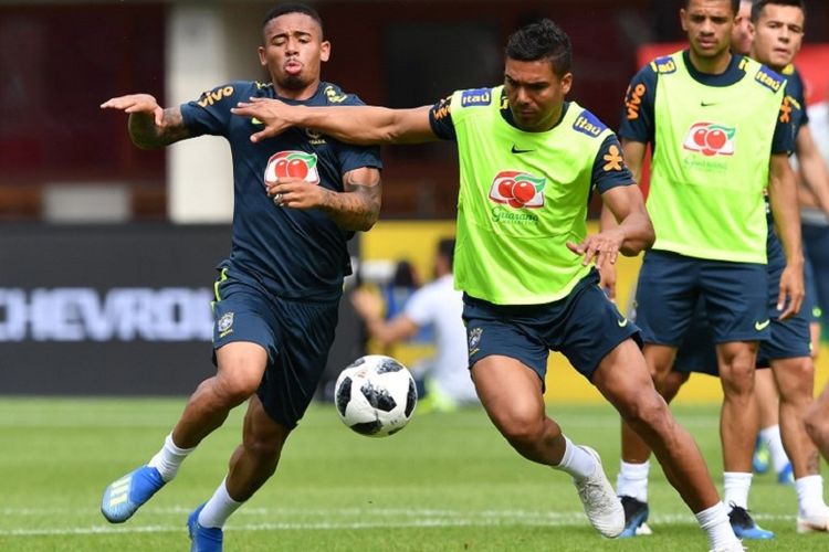 Gabriel Jesus dan Casemiro berlatih bersama timnas Brasil di Vienna, 9 Juni 2018. 