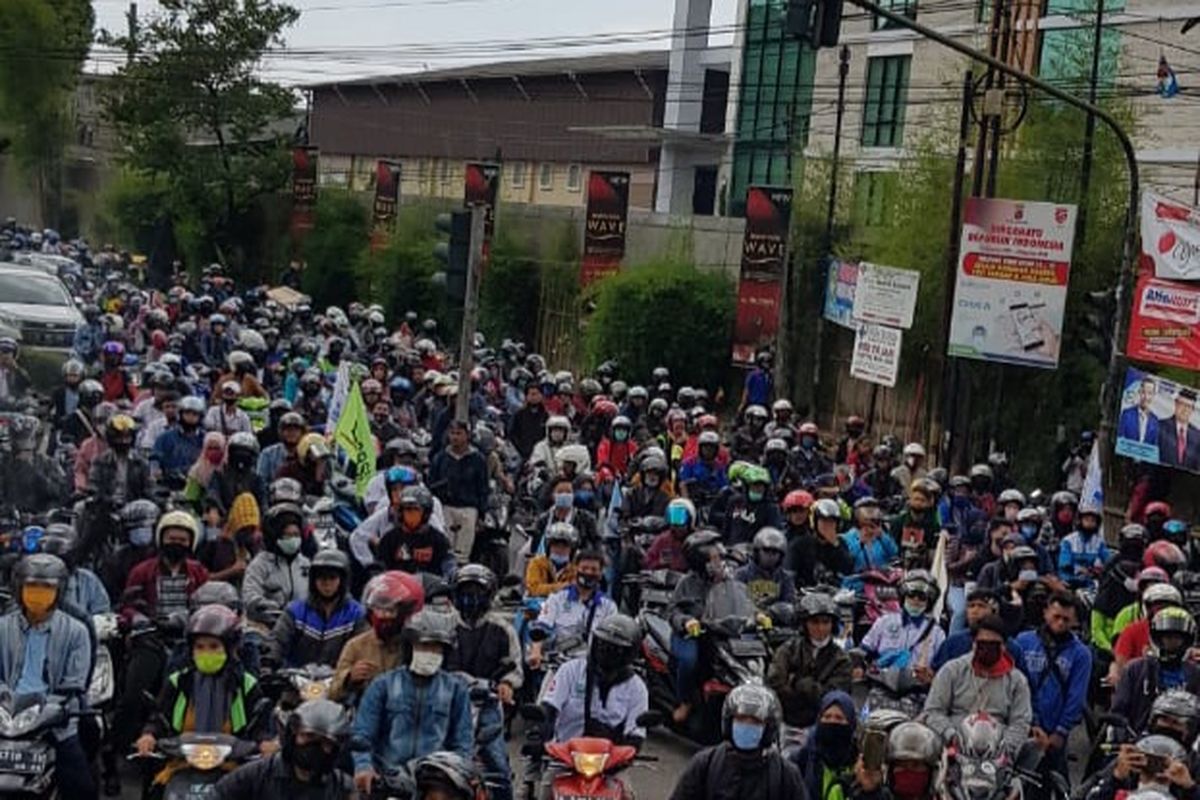 Suasan demonstrasi yang dilakukan buruh di kawasan Pulogadung Jakarta Timur, Selasa (6/10/2020)
