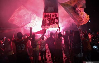 Suporter Persija menyalakan flare saat merayakan kemenangan Persija Jakarta pada laga final Piala Menpora 2021 di Bundaran Hotel Indonesia, Jakarta, Senin (26/4/2021). Suporter Persija The Jakmania berkonvoi memadati Bundaran HI merayakan kemenangan Persija Jakarta menjadi juara Piala Menpora 2021 usai mengalahkan Persib Bandung di Stadion Manahan Solo dengan agregrat 4-1. .<br/>