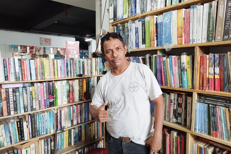 Bang Jay, salah satu pemilik kios buku di Pasar Buku Kenari, Rabu (2/2/2023). (KOMPAS.com/Xena Olivia)