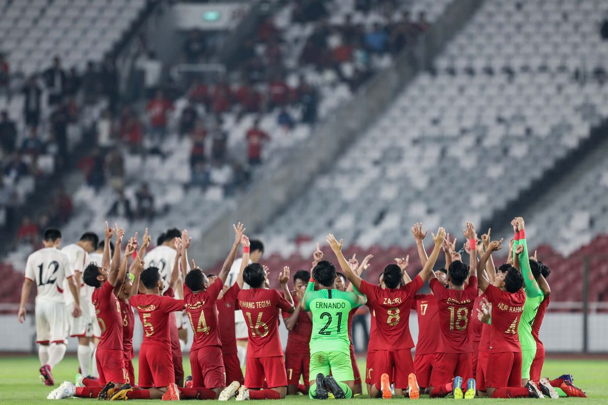 Pemain timnas Indonesia U-19, merayakan kemenangan setelah melawan timnas Korea Utara U-19 pada laga babak kualifikasi grup K Piala Asia U-19 2020 di Stadion Gelora Bung Karno, Senayan, Jakarta, Minggu (10/11/2019). Timnas U-19 Indonesia sukses mengunci satu tiket ke putaran final Piala Asia U-19 2020. Timnas Indonesia dan Korea Utara mengakhiri laga dengan skor 1-1.