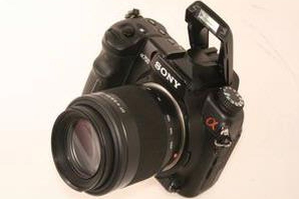 Kamera digital dengan sensor CMOS 12 megapixel.