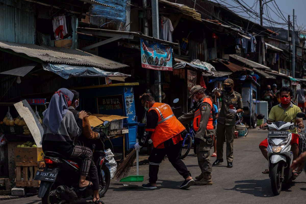 Petugas gabungan dalam Operasi Yustisi Protokol COVID-19 menggelar penggunaan masker dengan baik dan benar di Kawasan Petamburan, Tanah Abang, Jakarta Pusat, Sabtu (19/9/2020). Operasi Yustisi tersebut dilaksanakan untuk menertibkan masyarakat agar lebih disiplin dalam menerapkan protokol kesehatan pencegahan penyebaran Covid-19.