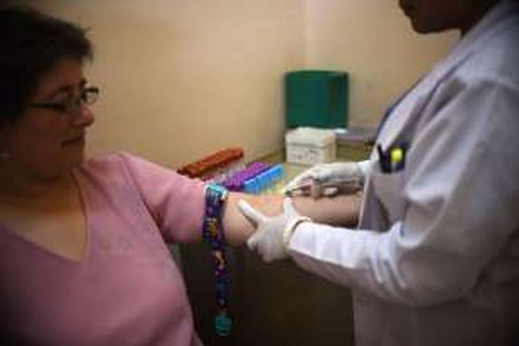 Petugas kesehatan mengambil sampel darah ibu hamil di Guatemala Society Security Institute di Kota Guatemala (2/2/16). Pemerintah Guatemala meningkatkan pengawasan pada ibu hamil karena risiko infeksi virus zika. 

