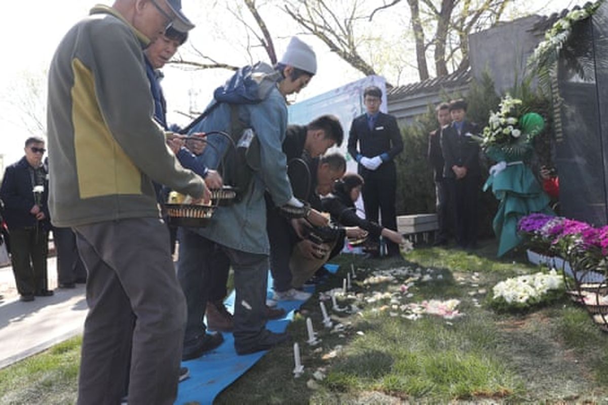 Tujuh keluarga meletakkan abu jenazah yang mereka cintai untuk beristirahat di pemakaman Tianshou di pinggiran Beijing.