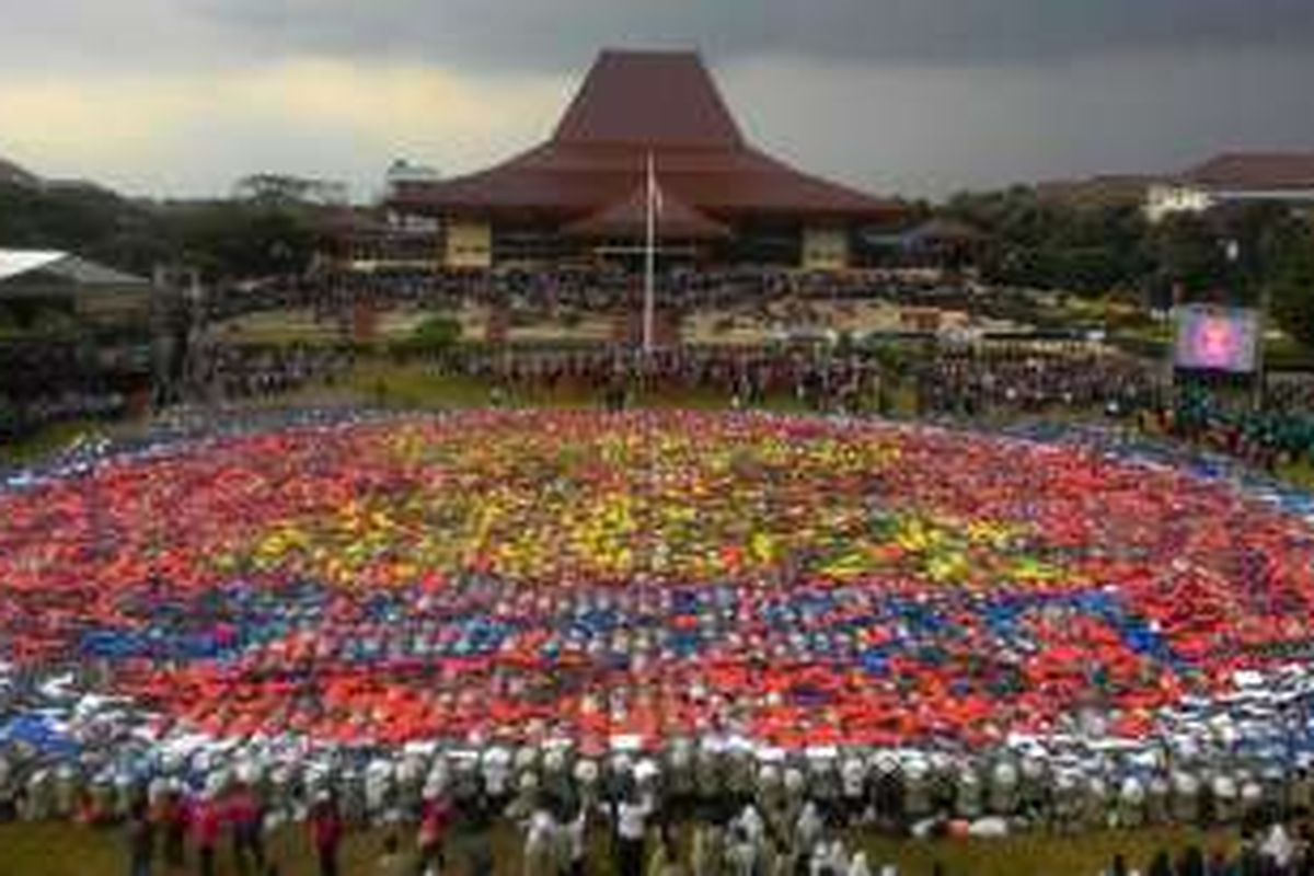 Para Gajah Mada Muda saat membentuk formasi lambang ASEAN.