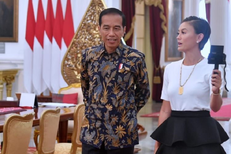 Agnez Mo dan Presiden Joko Widodo membuat konten vlog di Istana Merdeka, Jakarta Pusat, Jumat (11/1/2019).