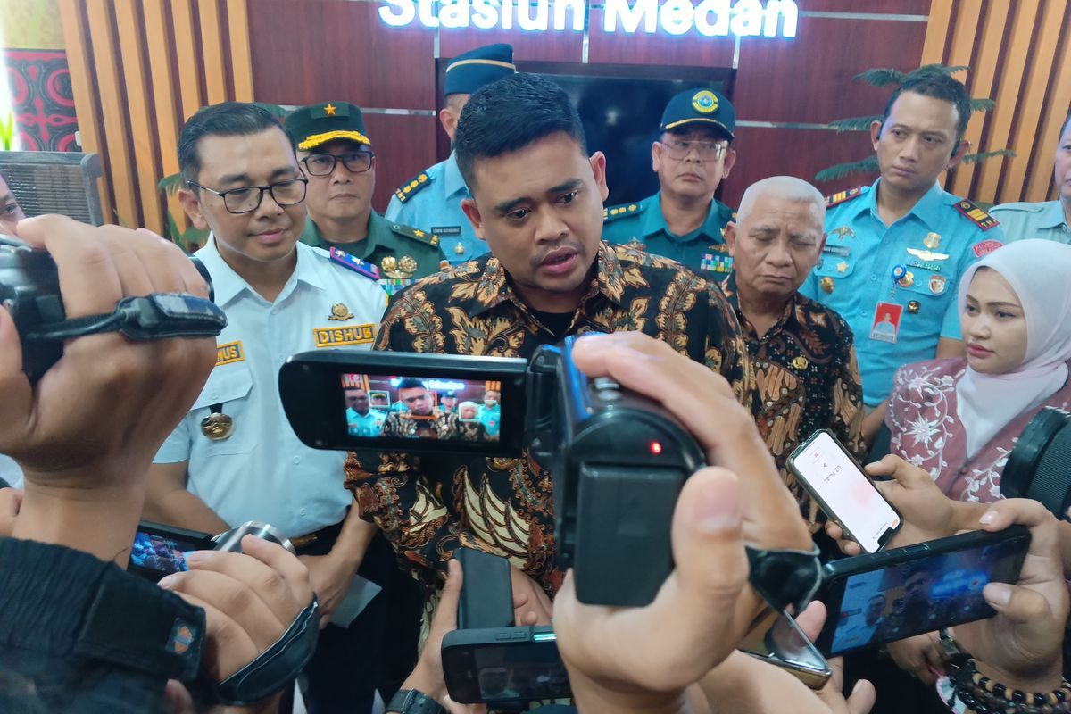 Gubernur Sumut, Bobby Nasution saat menjawab pertanyaan wartawan di Stasiun Kereta Api Medan,Kamis (27/3/2025)