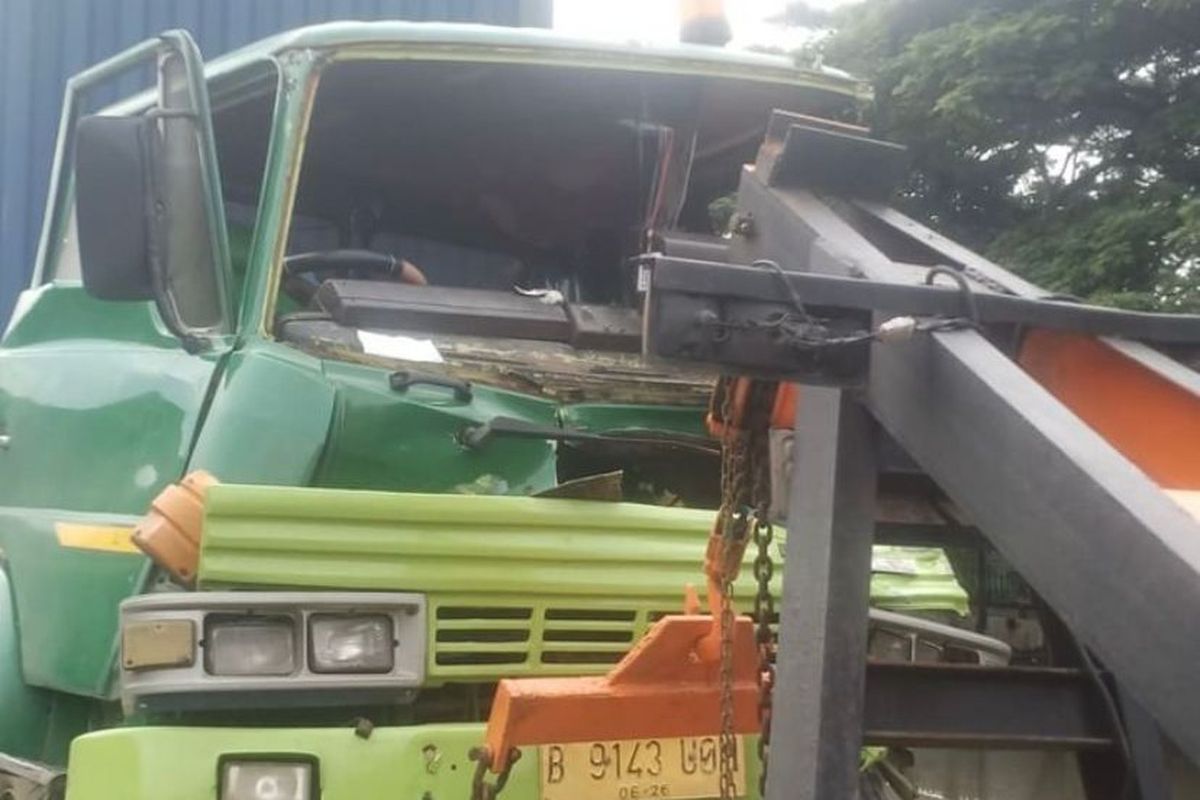 Truk Trailer dievakuasi setelah terlibat kecelakaan dan menewaskan sopir truk berinisla W di Jalan Raya Cilincing, Jumat (5/1/2023). 