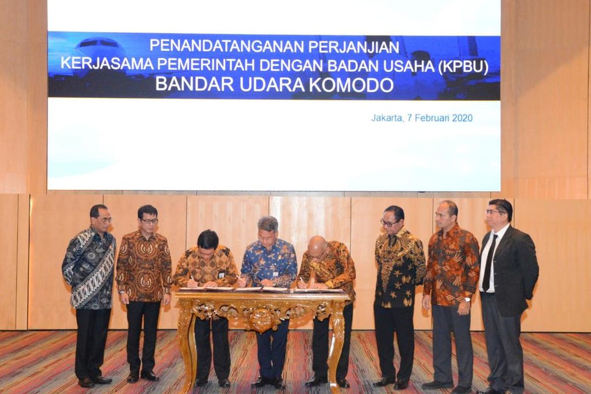 Menteri Perhubungan Budi Karya Sumadi menyaksikan penandatanganan perjanjian Kerjasama Pemerintah-Badan Usaha (KPBU) Bandar udara Komodo antara Kementerian Perhubungan dengan konsorsium PT Cardig Aero Service Tbk (CAS)-Cangi Singapura, di Jakarta, Jumat (7/02/2020).

