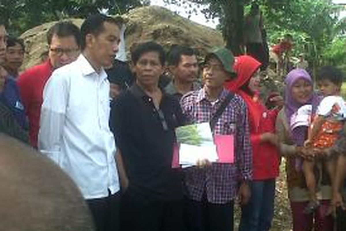 Gubernur DKI Jakarta Joko Widodo di Desa Tanjung Sari, Kabupaten Bogor, Jawa Barat. Minggu (27/4/2014).