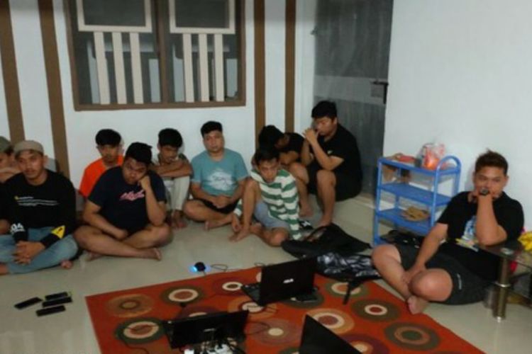 Belasan pemuda di Kabupaten Soppeng, Sulawesi Selatan digerebek polisi lantaran terlibat peretasan kartu kredit milik korbannya dengan omzet miliaran rupiah. Senin, (24/8/2020).