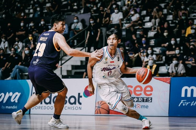 Fisyaiful Amir (kanan) mencoba melewati Raylly Pratama Putra (kiri) pada pertandingan penutup Seri 1 IBL 2022 yang mempertemukan Amartha Hangtuah Jakarta vs Tangerang Hawks Basketball di Hall Basket Gelora Bung Karno, Sabtu (21/1/2022),