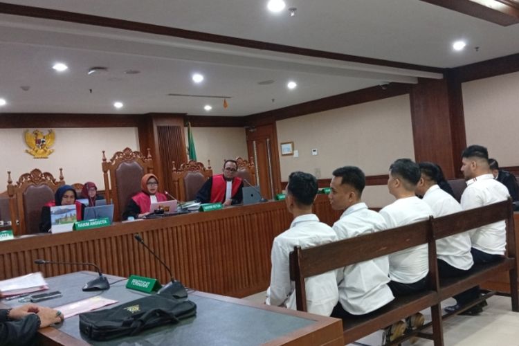 Ammar Zoni Menangis Bacakan Pleidoi: Ayah Wafat Tanpa Tahu Anaknya Tertangkap Lagi