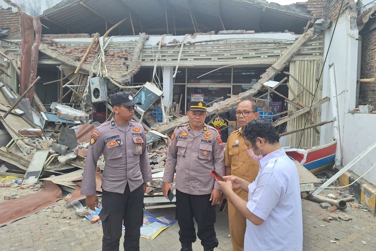 Polisi melakukan pemeriksaan atas ambruknya plafon teras Indomaret di Desa Wonokerto, Kecamatan Bantur, Kabupaten Malang, Selasa (7/11/2023).