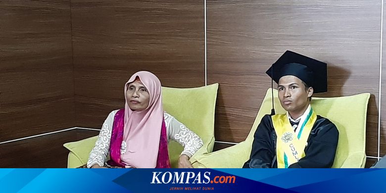 Lulus Cum Laude Suyoko Jadi Orang Pertama Di Kampungnya Yang