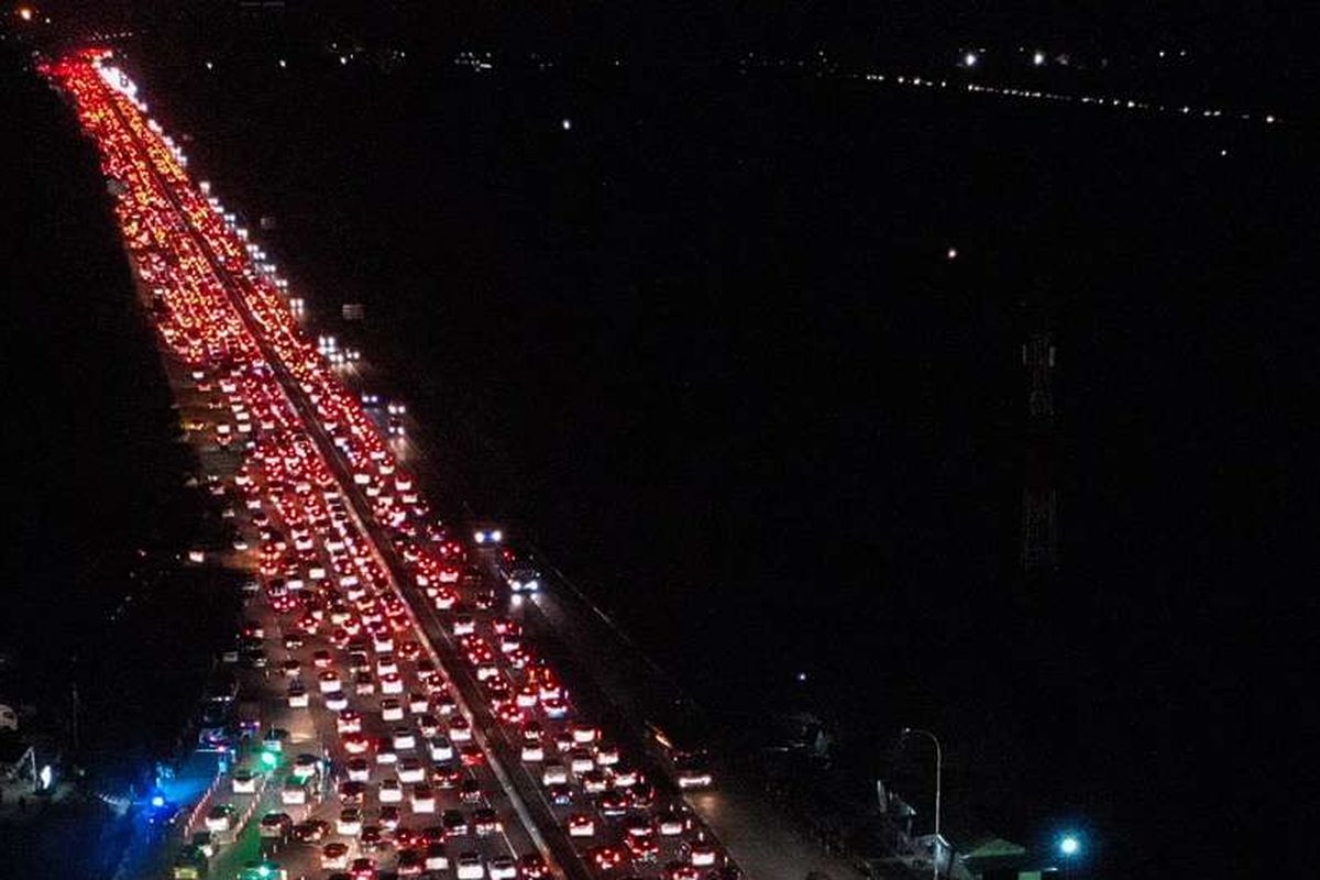 Kendaraan pemudik terjebak macet di Tol Cikampek, Jawa Barat, Jumat (7/6/2019). Pada H+2 lebaran, Tol Cikampek mulai dipadati kendaraan pemudik yang akan kembali ke Jakarta.