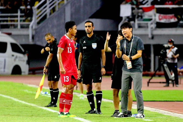 Pelatih Timnas Indonesia Shin Tae-yong berdiskusi dengan pemain Dimas Juliono Pamungkas saat pertandingan Kualifikasi Piala Asia U20 2023 melawan Vietnam yang berakhir dengan skor 3-2 di Stadion Gelora Bung Tomo Surabaya, Minggu (18/9/2022) malam.