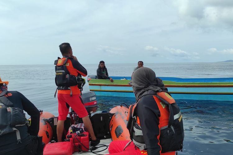 Tim SAR melakukan upaya pencarian hari kelima terhadap seorang nelayan asal desa Tihu, kabupaten Seram Bagian Barat, Maluku yang hilang di periaran desa tersebut, Rabu (4/1/2023). Operasi pencarian di hari kelima tidak membuahkan hasil dan Tim SAR pun memutuskan untuk menghnetikan operasi pencarian korban