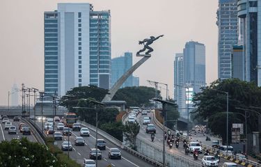 Kendaraan melintas di jalan tol di kawasan Cawang, Jakarta Selatan, Sabtu (3/10/2020). Pembatasan sosial berskala besar (PSBB) di Jakarta untuk mengendalikan penularan Covid-19 telah memasuki pekan ketiga.