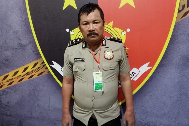 Adi Wibowo (42) warga asal Surabaya, Jawa Timur, yang menjadi polisi gadungan berpangkat Aipda dan melakukan pemerasan terhadap  Wiji (45) saat diamankan di Polsek Tungkal Jaya, Kabupaten Musi Banyuasin (Muba), Sumatera Selatan, Jumat (14/2/2020).