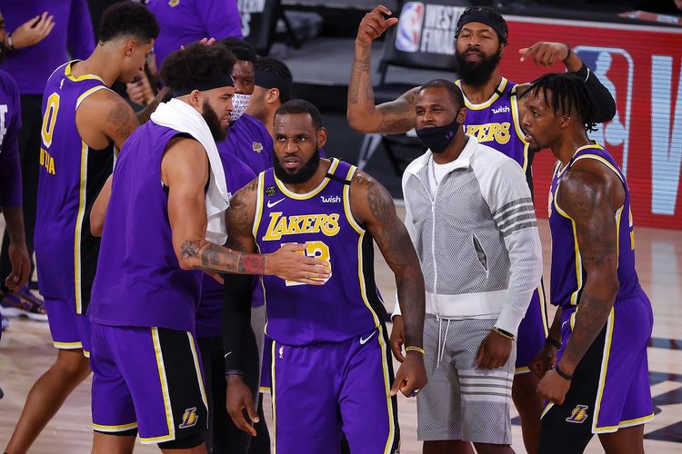 LeBron James saat merayakan kemenangan Lakers atas Nuggets, Minggu (27/9/2020) pagi WIB.