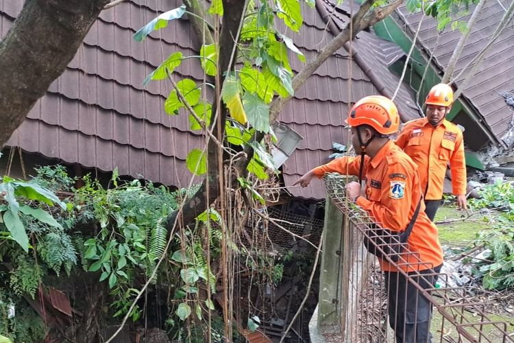 Petugas BPBD DKI Jakarta tengah meninjau lokasi longsor di Jalan Nangka Ujung No. 27, Jagakarsa, Jakarta Selatan, Senin (13/3/2023) 