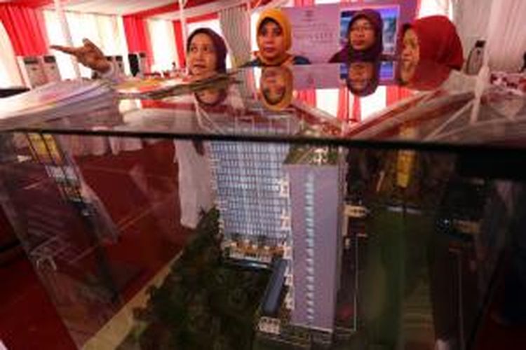 Pengunjung menunjuk maket apartemen Grand Dhika City saat launching di Bekasi, Jawa Barat, Minggu (1/12/2013). 