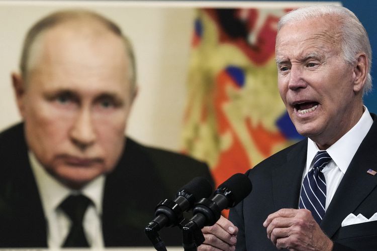 Foto Presiden Rusia Vladimir Putin ditampilkan saat Presiden Amerika Serikat Joe Biden berpidato tentang harga gas di South Court Auditorium di kompleks Gedung Putih, 22 Juni 2022.