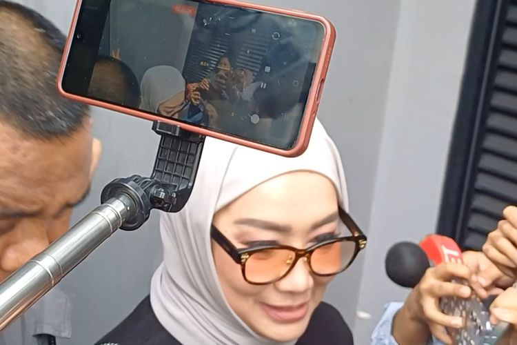 Reza Artamevia Bantah Jual Berlian Palsu: Demi Allah, Saya Jaga Nama Baik